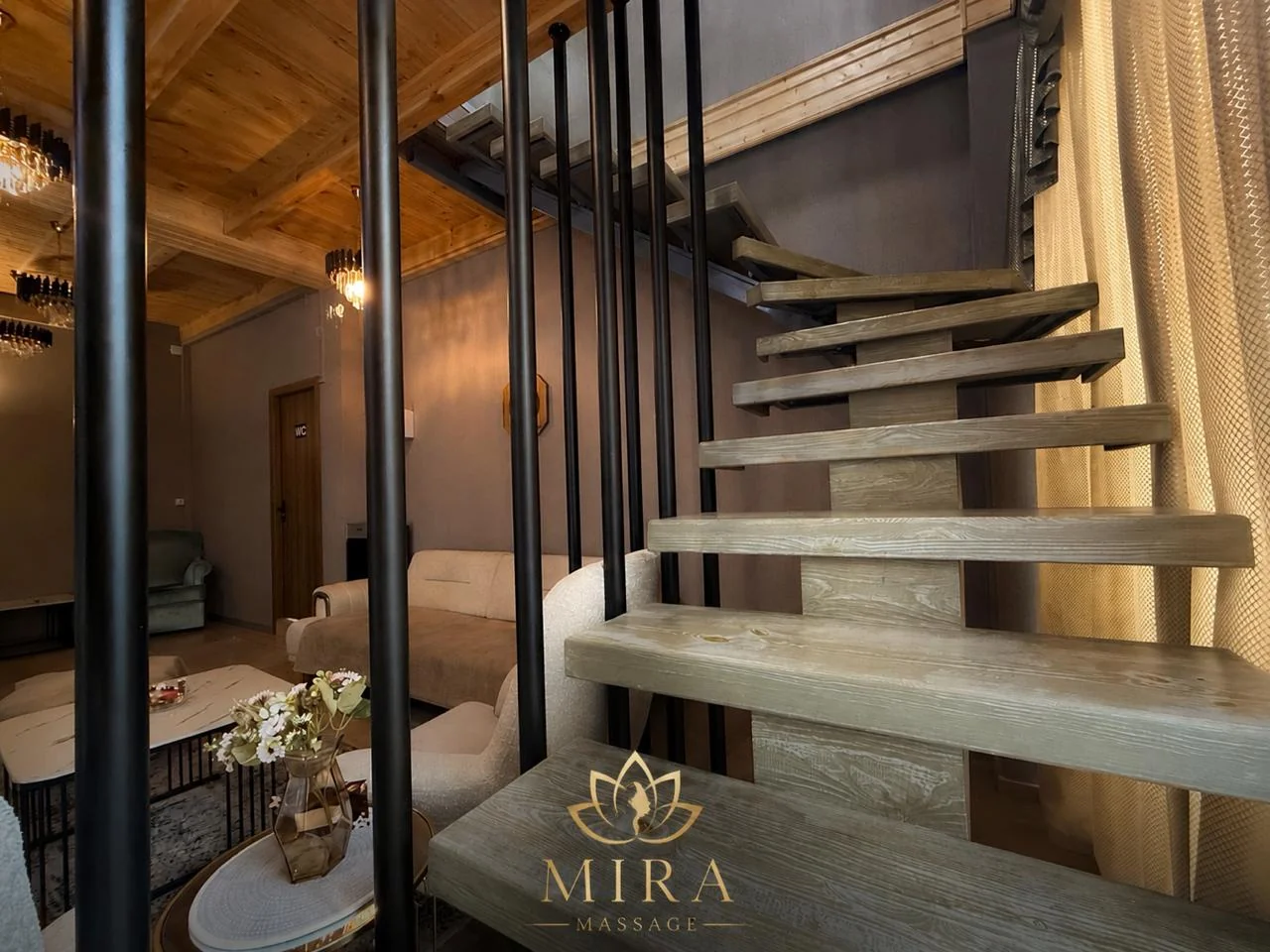الداخلية مع الدرج في Mira Massage Center